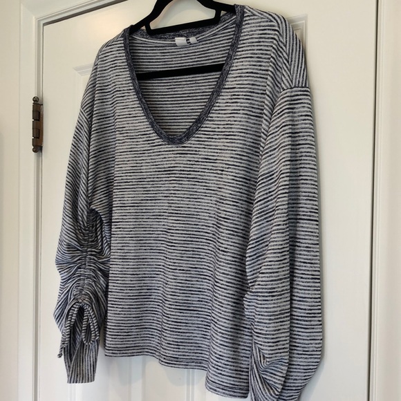 Gap knit shirt with navy/white striping and sleeve cinch detailing, size M - Picture 2 of 3